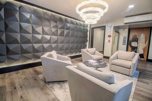 NEW! Modern Buckhead w/ 3BD|2BR Sleeps 6