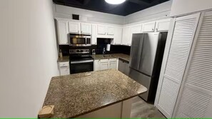 Private kitchen - Modern Buckhead w/ 3BD/1BR Sleeps 6 (Atlanta)