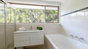 Shower - Bay views with a secluded bush backdrop (HARDYS BAY)