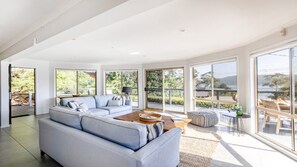 TV - Bay views with a secluded bush backdrop (HARDYS BAY)