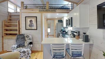 Studio (1 Bedroom) | Property amenity