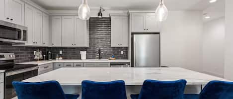 Residenza Luxury, 3 camere da letto, cucina | Cucina privata | Frigorifero con congelatore, microonde, forno, piano cottura