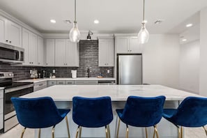 Luxury Townhome, 3 Bedrooms, Kitchen | Private kitchen | Full-sized fridge, microwave, oven, stovetop - Enclave 3 Bedroom Luxury Homes (Lafayette)