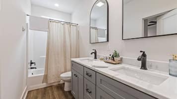 Maison en rangée luxueuse, 3 chambres, cuisine | Salle de bain | Ensemble baignoire-douche, articles de toilette (gratuits)