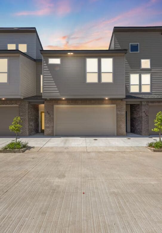 Luxury Townhome, 3 Bedrooms, Kitchen | Iron/ironing board, free WiFi