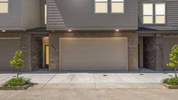 Luxury Townhome, 3 Bedrooms, Kitchen | Iron/ironing board, free WiFi