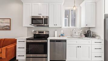 Residenza Luxury, cucina | Cucina privata | Frigorifero con congelatore, microonde, forno, piano cottura