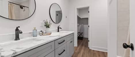 Casa de ciudad de lujo, 3 habitaciones, cocina | Baño | Tina con regadera, amenidades de baño gratuitas, secadora de cabello