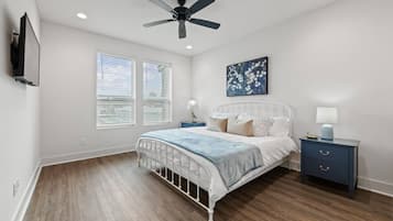 Luxury Townhome, 3 Bedrooms, Kitchen | Iron/ironing board, free WiFi