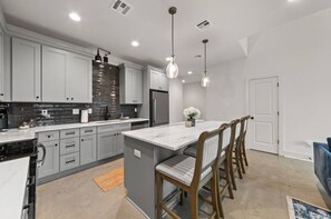 Casa adosada de lujo, 3 habitaciones, cocina | Cocina privada | Frigorífico grande, microondas, horno y placa de cocina