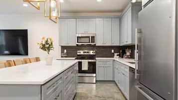 Luxury Townhome, 3 Bedrooms, Kitchen | Private kitchen | Full-size fridge, microwave, oven, stovetop