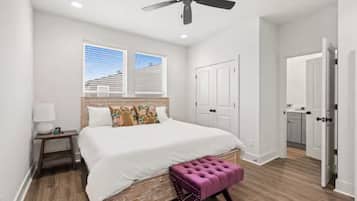 Luxury Townhome, 3 Bedrooms, Kitchen | Iron/ironing board, free WiFi