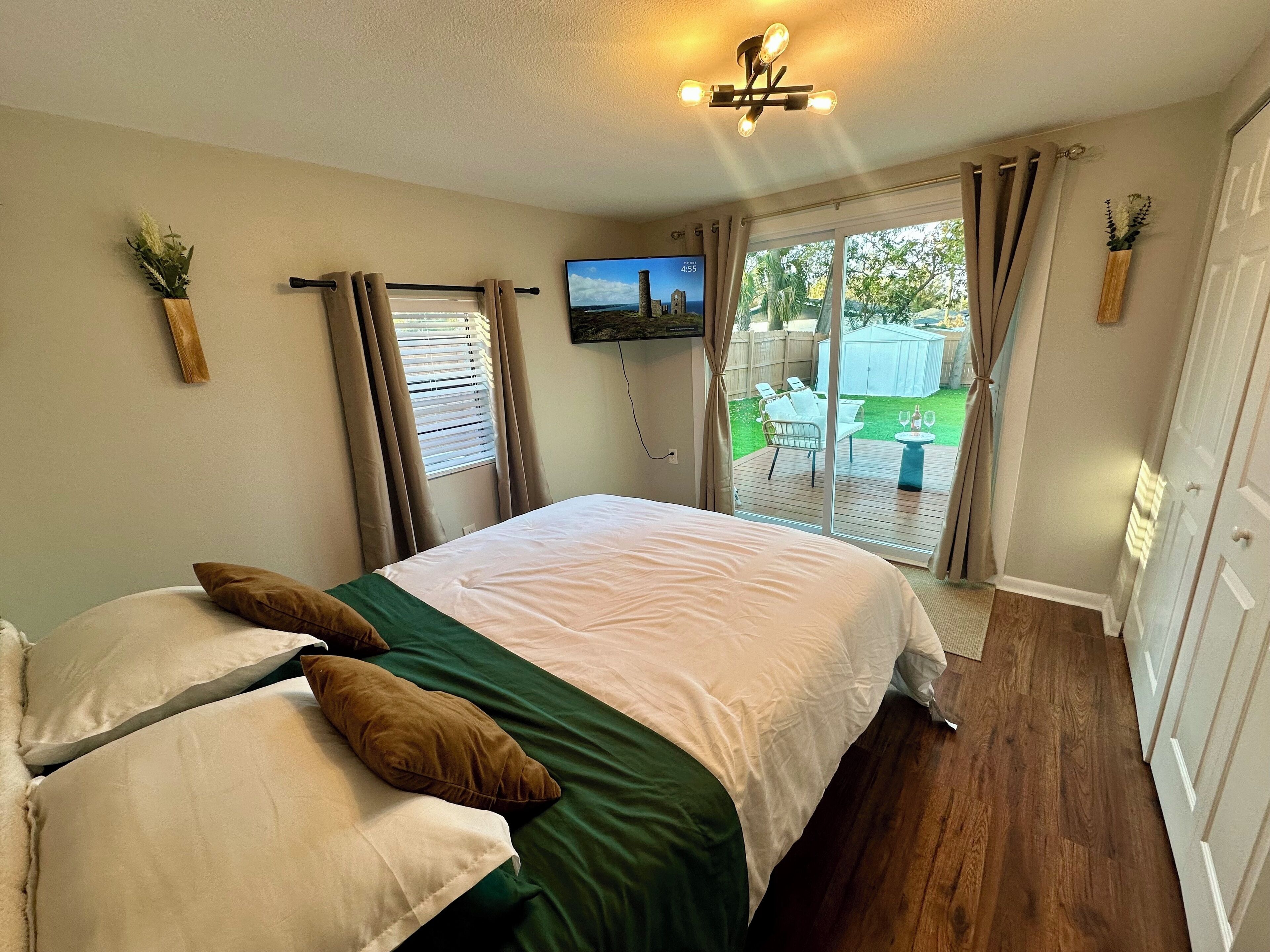 3 bedrooms, iron/ironing board, WiFi, bed sheets