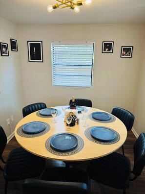 Dining - The Beautiful Boutique 3Bed Pool Oasis (Tampa)