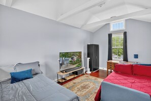 1 bedroom, iron/ironing board, WiFi, bed sheets - Charming Uptown Guest Suite Private Bed & Bath (New Orleans)