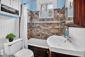 Hair dryer, towels, soap, toilet paper - Charming Uptown Guest Suite Private Bed & Bath (New Orleans)
