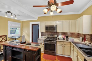 Private kitchen - Charming Uptown Guest Suite Private Bed & Bath (New Orleans)