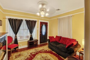 Living area - Charming Uptown Guest Suite Private Bed & Bath (New Orleans)
