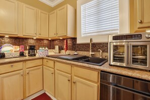 Private kitchen - Charming Uptown Guest Suite Private Bed & Bath (New Orleans)
