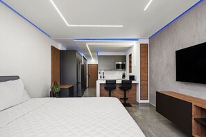 Tabla de planchar con plancha, wifi y ropa de cama 