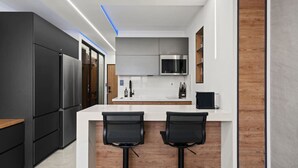 Cafetera/tetera, refrigerador, microondas, placa de cocina