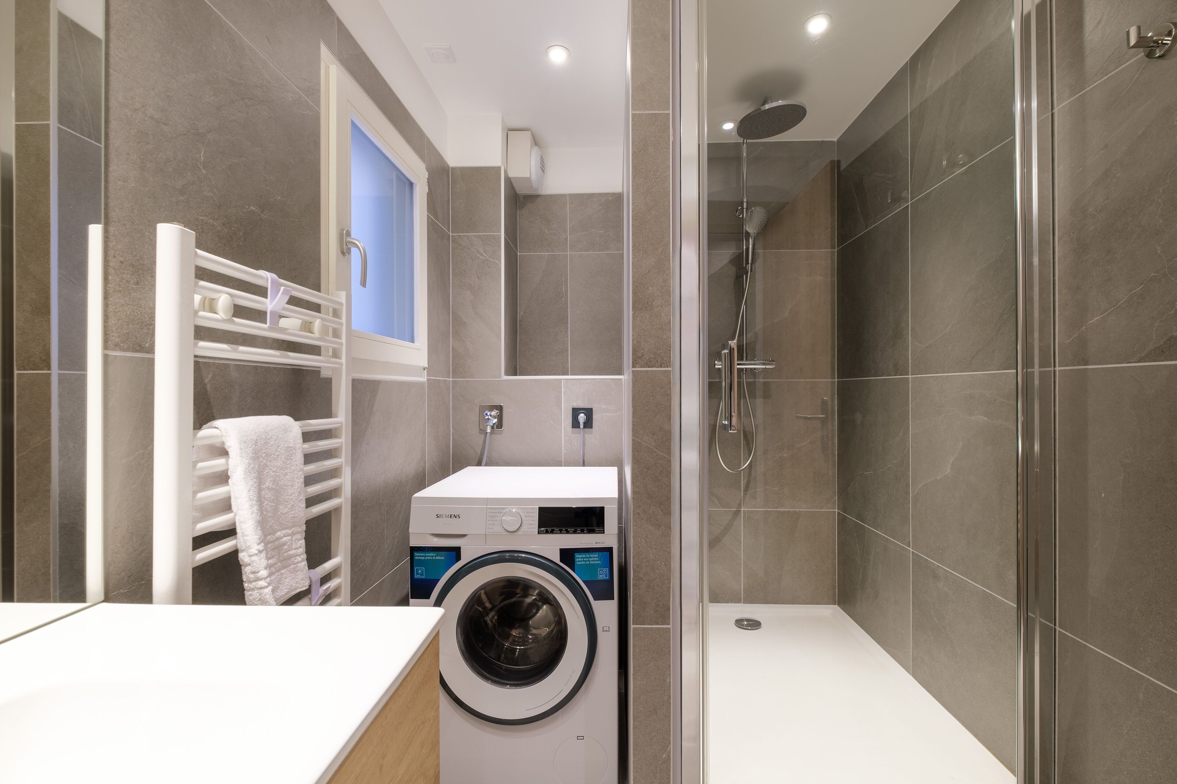 Sèche-cheveux, serviettes fournies