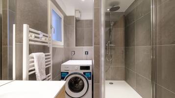 SĂšche-cheveux, serviettes fournies