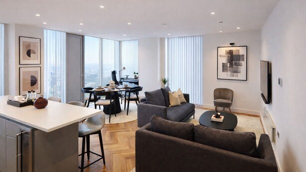 Una sala de estar moderna con comedor, un sofá, una mesa de centro y un televisor montado en la pared.