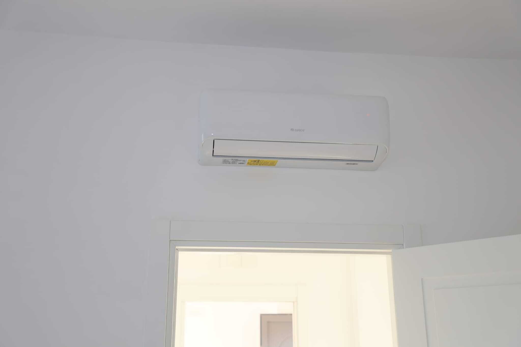 Un appareil de climatisation blanc fixé au mur.