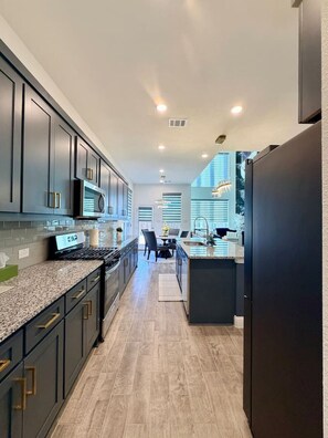 Fridge, microwave, oven, dishwasher - Premium 4BR Family Retreat – Elegant Living (Princeton)