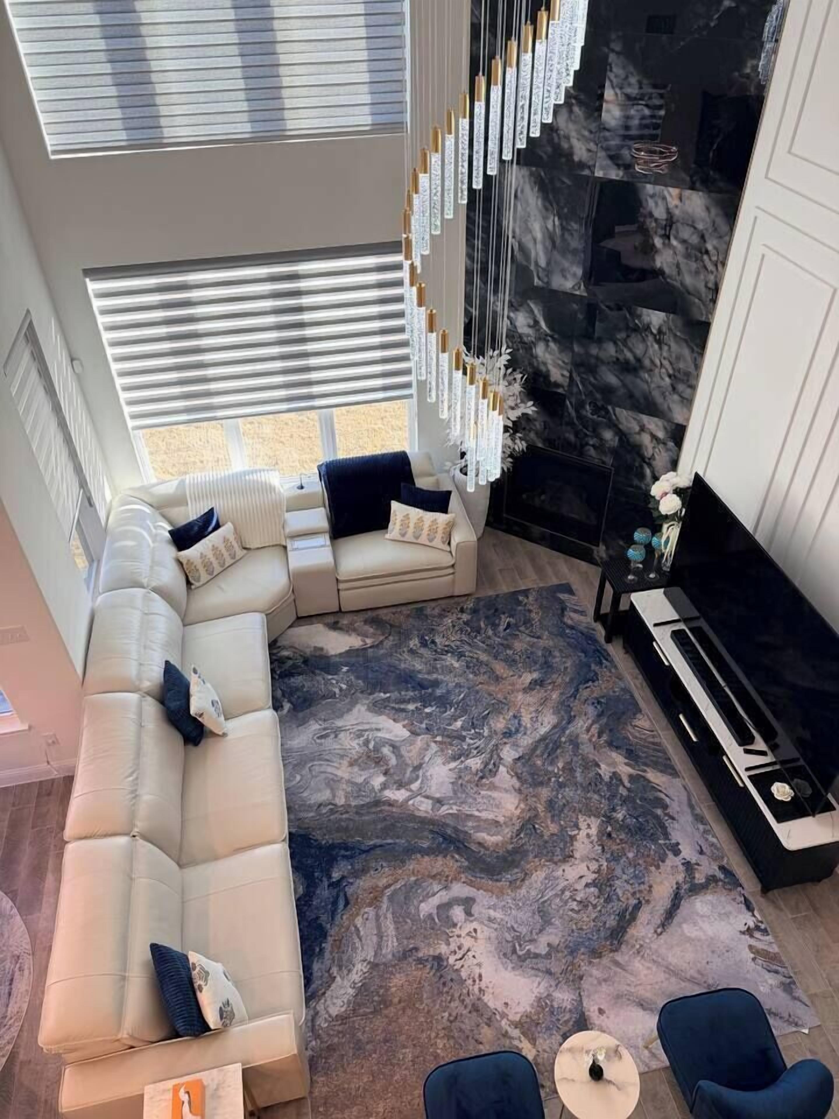 Una televisión, una chimenea, un reproductor estéreo