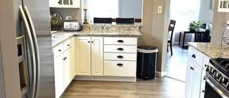 Frigorifero, microonde, forno, piano cottura
