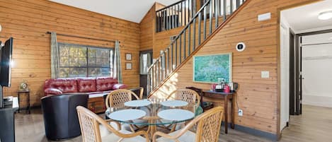 Cabaña, varias camas, patio, vista al jardín (The Traveler’s Nest) | Área de sala de estar