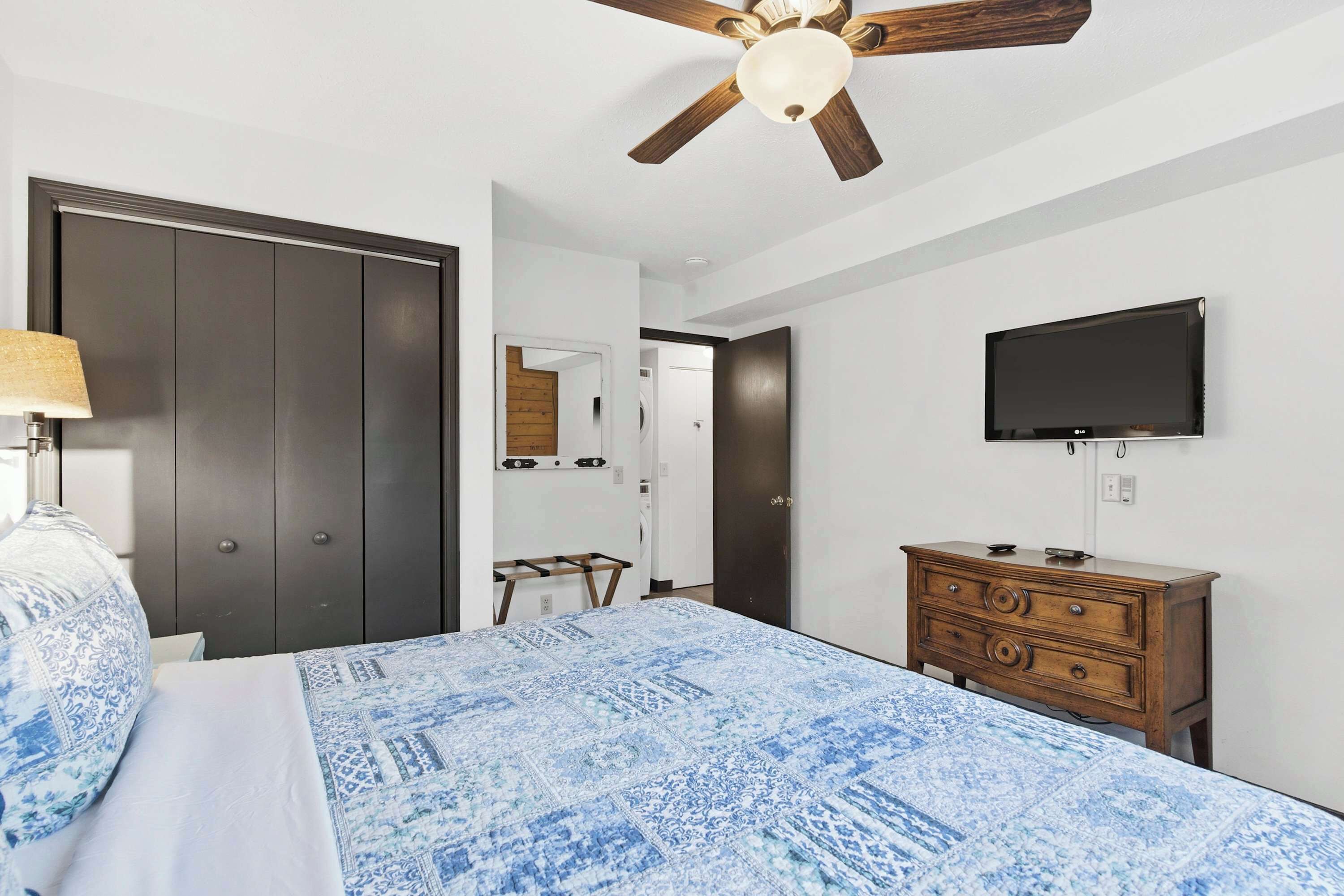 Cabin, Multiple Beds, Patio, Garden View (The Traveler’s Nest) | 2 bedrooms, individually decorated, individually furnished, bed sheets