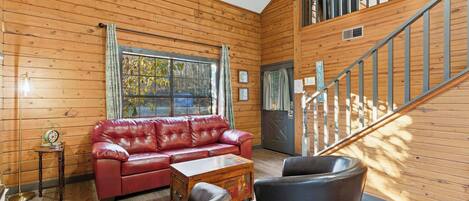 Cabin, Multiple Beds, Patio, Garden View (The Traveler’s Nest) | Living area