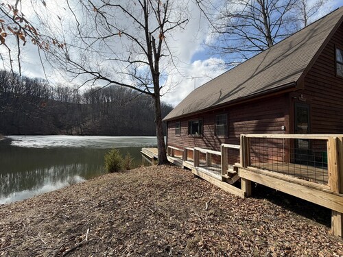 Medora Getaway, Charming Lakefront Retreat in Scenic Medora, Indiana