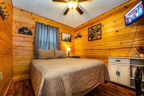 Room - Secluded Brown County Cabin | Hot Tub | Hoosier National Forest (Freetown)