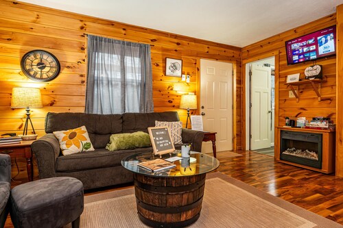 Secluded Brown County Cabin | Hot Tub | Hoosier National Forest