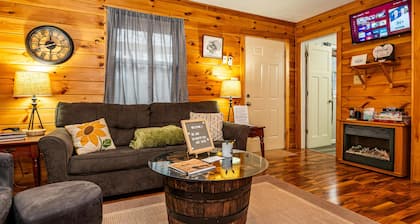 Secluded Brown County Cabin | Hot Tub | Hoosier National Forest