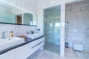 Sèche-cheveux, bidet, serviettes fournies, savon