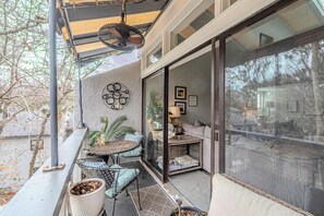 Outdoor dining - Spacious 3BR Home | Walk to Coligny & Beach | Pool (Hilton Head Island)