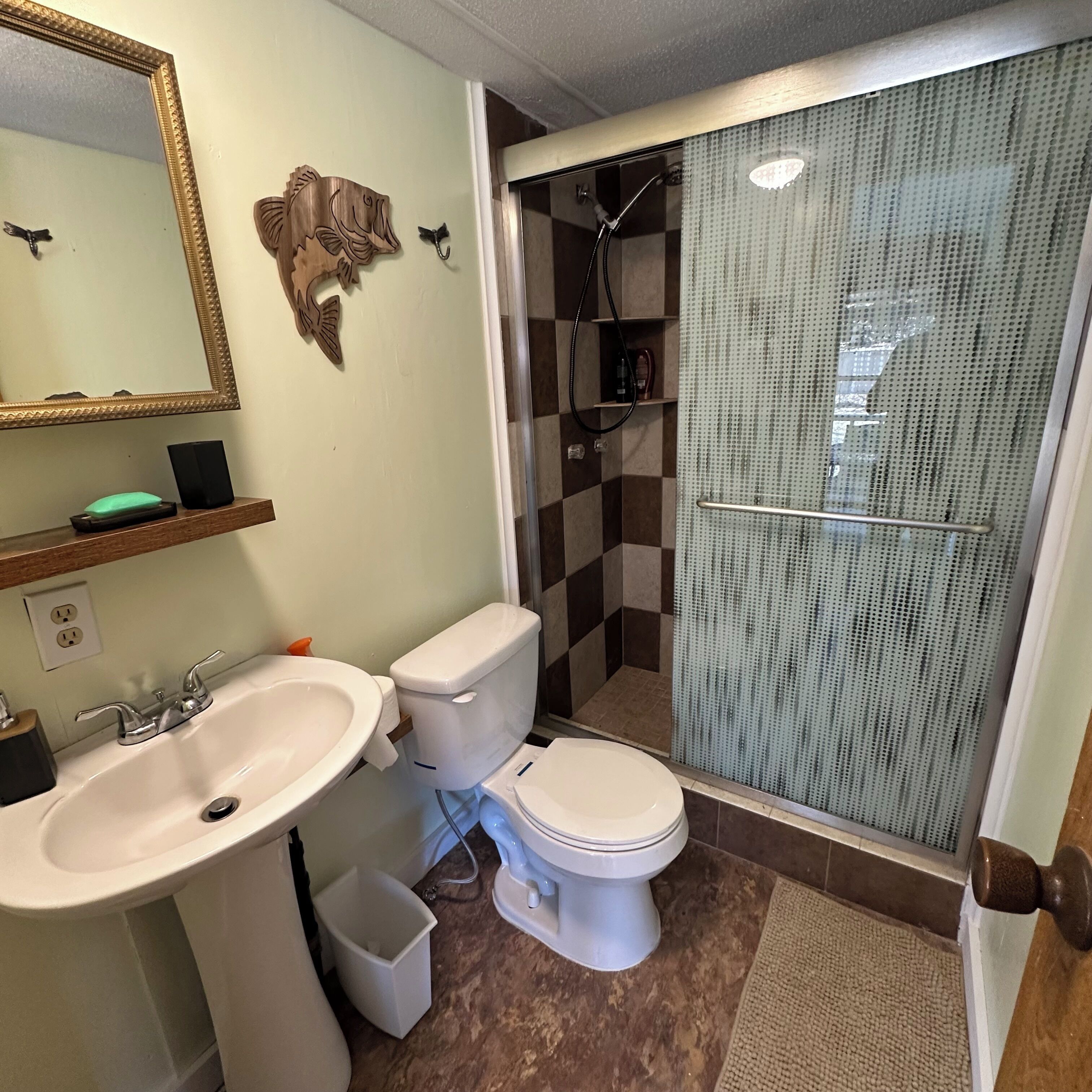 Secador de cabelo, toalhas de banho, sabonete, papel higiênico