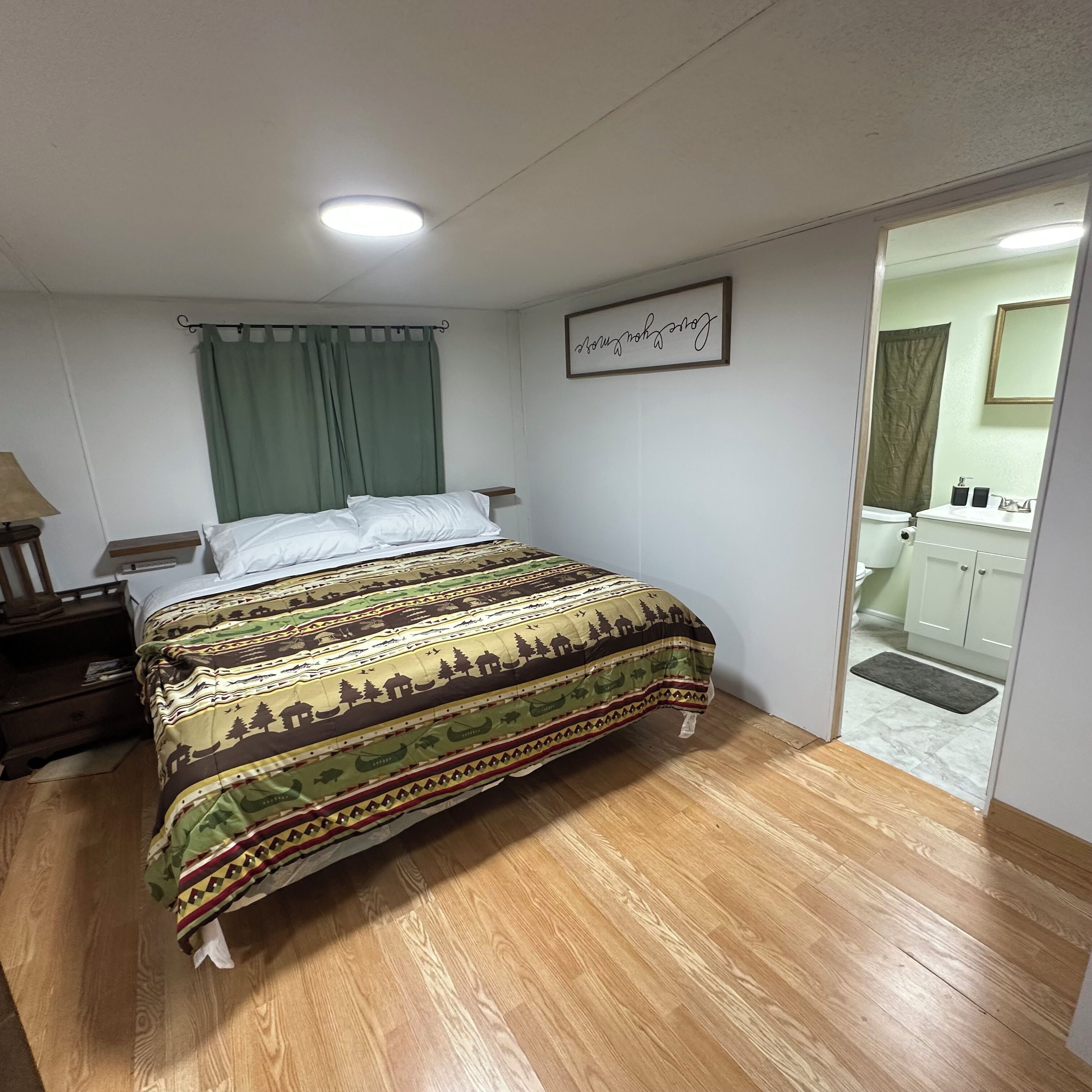 Tabla de planchar con plancha, wifi, ropa de cama