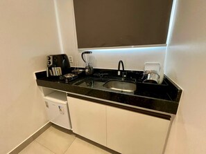 冰箱、炉灶、茶具/咖啡用具、搅拌机