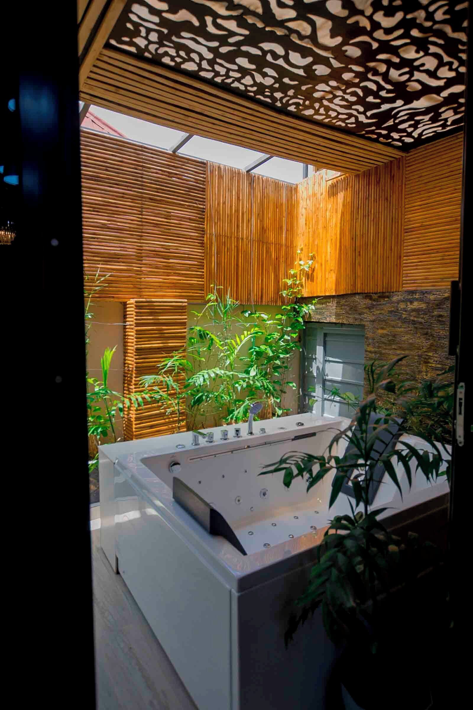 Bañera con ducha, artículos de tocador gratuitos, secador de pelo