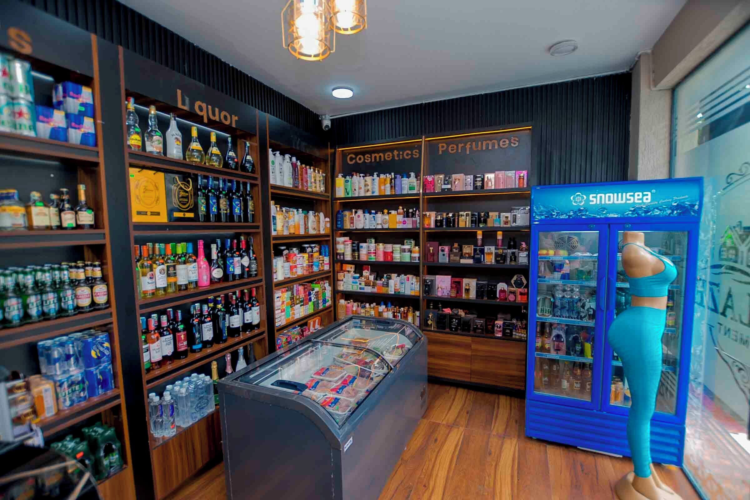 En butik som säljer sprit, med hyllor fulla av alkoholhaltiga drycker, en avdelning med parfymer och en utställning med produkter från Snowsea.