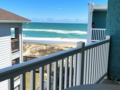 Oceanfront Top Floor Condo with Stunning Views and Pools