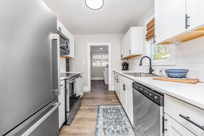 Microondas, horno, placa de cocina y lavavajillas