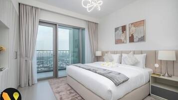 Apartamento de lujo, balcón, vistas a la ciudad | Sábanas de algodón egipcio, ropa de cama de alta calidad, caja fuerte