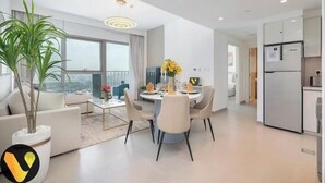 Un appartement moderne comprenant un coin repas, une cuisine et un espace de vie.